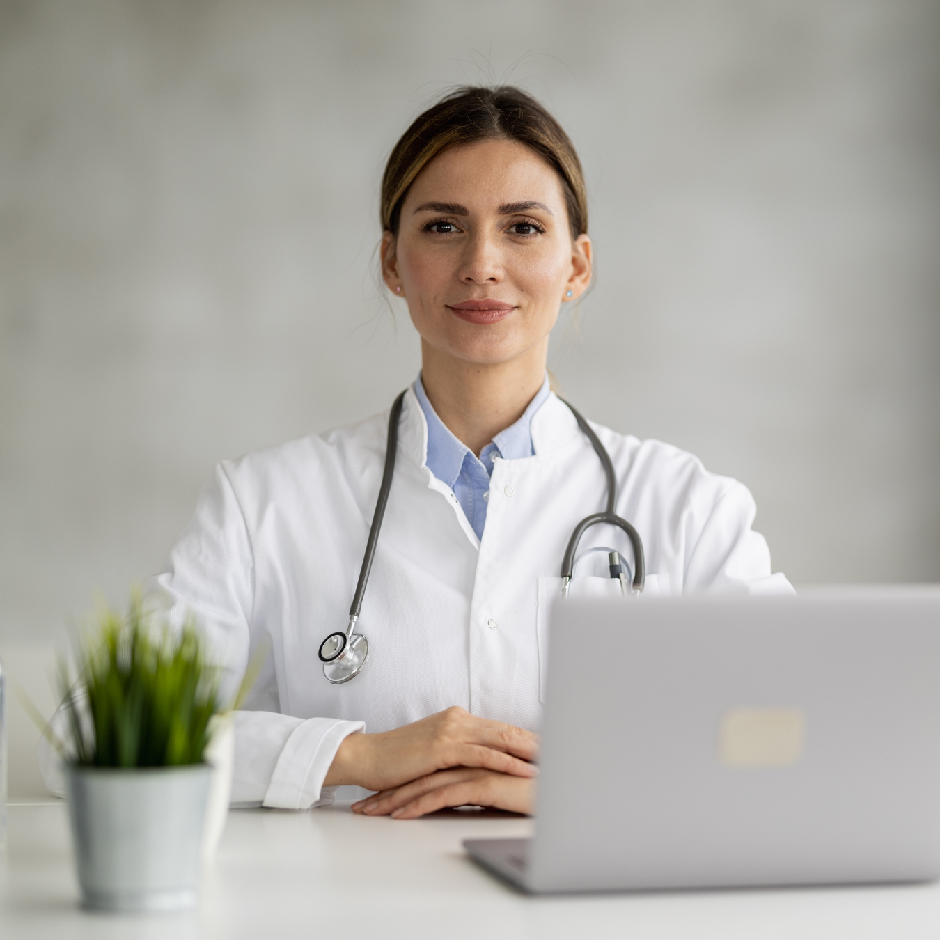 Femme médecin partenaire de Medicineo France.